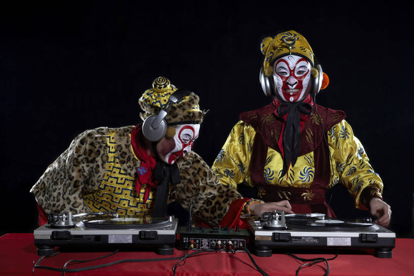 东方人,两个人,演员,舞台,笑,微笑,横图,室内,正面,民族服装,奢侈,合作,团队,数据,桌子,北京,中国,亚洲,西方,表演,摇摆,黑色背景,服装,艺术,人物,信息,唱片,古典,豪华,音乐,听,玩,注视,文化,存储介质,表演者,现代,传统,东方,衣服,耳机,化妆品,观察,看,站着,比较,灌篮,摄影,服饰,观看,碟片,华丽,古装,存储,混合,察看,专心,酷,愉悦,都市风光,关注,旧的,中国文化,播放,改变,典礼,合伙,打碟,dj师,唱片骑士,黑胶唱片,京剧,东亚,东亚文化,陪同,歌剧,富丽,韵味,华美,陪伴,美猴王,男人,男性,年轻男性,亚洲人,中国人,年轻人,半身,彩图,影棚拍摄,传统服装,民俗服,化装,装扮,中国戏曲,喜剧演员,摇摆舞,传统文化,华侈,奢华,京剧演员,磁带录音机,伴随,bj175