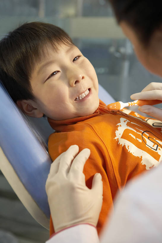 东方人,儿童,成年人,中年人,老年人,手,牙齿,两个人,医生,病人,护士,办公室,医院,站,躺,笑,微笑,竖图,室内,白天,快乐,通讯,幸福,纯洁,安全,机器,技术,北京,中国,亚洲,握,准备,检查,研究,工作,医学,牙刷,防护,刷,休闲装,娱乐,干净,设备,现代,小孩,手套,教,站着,医护人员,医疗人员,职业,休闲,健康,怪脸,面对面,放松,可爱,童年,童趣,无辜,服务,伸手,握着,摄影,技巧,保护,幽默,权威,医疗,医疗设备,卫生,牙科设备,享乐,解释,愉悦,关爱,华贵,出示,手艺,医疗器械,保险,调整,医疗工具,童真,东亚,烂漫,无邪,实验服,口腔卫生,医疗机构,保全,周全,安稳,安定,防护手套,责任,技能,技艺,检测工具,卧着,平安,天真,信任,老年女性,男孩,男人,男性,女人,女性,亚洲人,中国人,孩子,年轻人,齿,牙,牙龈,大夫,牙医,休闲活动,清洗,说话,躺着,卧,站立,坐着,半身,彩图,欢乐,病院,诊所,牙科椅,牙科治疗椅,牙椅,妙技,男生,本领,门诊部,口腔医学,bj175