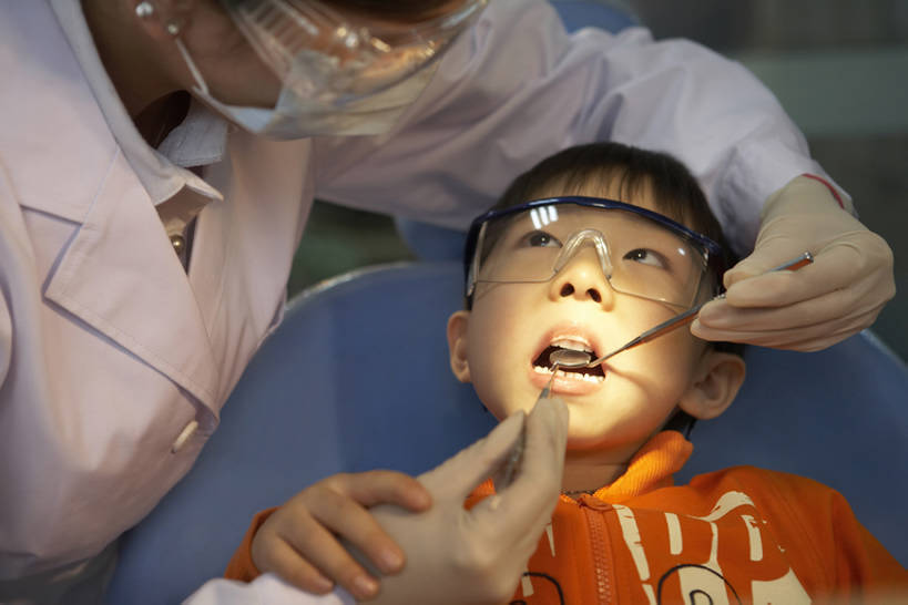 东方人,儿童,成年人,中年人,老年人,脸,头,脸颊,手,牙齿,两个人,医生,病人,护士,办公室,医院,站,躺,横图,室内,白天,正面,通讯,纯洁,安全,机器,技术,镜子,北京,中国,亚洲,握,准备,开,检查,研究,工作,医学,工具,面具,眼镜,防护,打,休闲装,干净,设备,现代,肩膀,小孩,手套,站着,张嘴,医护人员,医疗人员,职业,休闲,健康,怪脸,放松,可爱,童年,童趣,无辜,服务,伸手,握着,摄影,技巧,护目镜,保护,害怕,刮,吊钩,权威,医疗,医疗设备,卫生,牙科设备,指着,恐怖,忧虑,关爱,滑雪镜,痛苦,手艺,医疗器械,保险,医疗工具,张大嘴巴,童真,东亚,烂漫,无邪,实验服,口腔卫生,医疗机构,保全,周全,安稳,安定,防护手套,安全防护眼镜,责任,技能,技艺,检测工具,拷问,卧着,平安,天真,信任,老年女性,男孩,男人,男性,女人,女性,亚洲人,中国人,孩子,年轻人,头部,齿,脸部,脸蛋,面部,牙,牙龈,大夫,牙医,张开嘴,休闲活动,清洗,躺着,卧,站立,坐着,彩图,高角度拍摄,病院,诊所,雪镜,牙科椅,牙科治疗椅,牙椅,妙技,防护眼镜,男生,本领,折角镜,门诊部,口腔医学,bj175