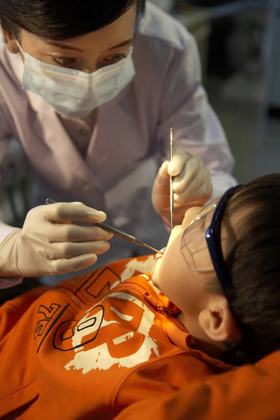 东方人,儿童,成年人,中年人,老年人,手,牙齿,两个人,医生,病人,护士,办公室,医院,站,躺,横图,竖图,室内,白天,侧面,通讯,纯洁,安全,机器,技术,镜子,北京,中国,亚洲,握,准备,开,检查,研究,工作,分离,医学,工具,面具,眼镜,防护,过滤,打,分开,休闲装,干净,设备,现代,小孩,口罩,手套,站着,张嘴,医护人员,医疗人员,职业,休闲,健康,怪脸,面对面,隔断,放松,可爱,童年,童趣,无辜,服务,伸手,握着,遮掩,摄影,技巧,护目镜,保护,隔离,害怕,刮,吊钩,权威,医疗,医疗设备,卫生,专心,牙科设备,掩盖,指着,遮挡,恐怖,忧虑,关爱,净化,滑雪镜,痛苦,手艺,间隔,医疗器械,防护镜,保险,预防,医疗工具,张大嘴巴,童真,东亚,烂漫,无邪,遮盖,实验服,口腔卫生,防尘,医疗机构,保全,周全,安稳,安定,防护手套,掩饰,断绝,隔开,屏蔽,屏绝,远离,中断,阻遏,阻隔,安全防护眼镜,责任,技能,技艺,检测工具,拷问,卧着,平安,天真,信任,老年女性,男孩,男人,男性,女人,女性,亚洲人,中国人,孩子,年轻人,齿,牙,牙龈,大夫,牙医,张开嘴,休闲活动,清洗,躺着,卧,站立,坐着,半身,彩图,病院,诊所,雪镜,牙科椅,牙科治疗椅,牙椅,妙技,防护眼镜,男生,本领,折角镜,门诊部,口腔医学,bj175