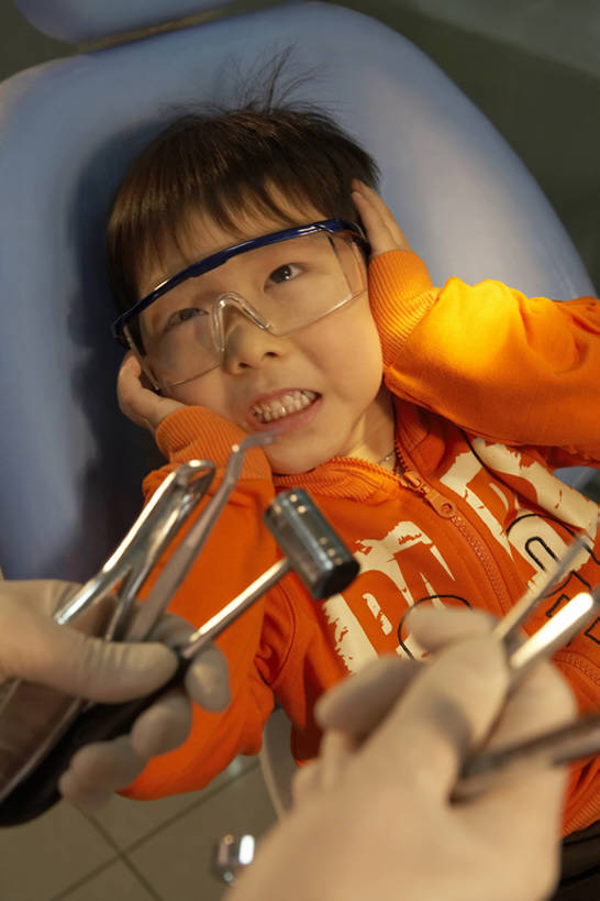 东方人,儿童,成年人,手,牙齿,两个人,医生,病人,护士,办公室,医院,站,躺,竖图,室内,白天,侧面,通讯,纯洁,安全,机器,技术,镜子,北京,中国,亚洲,抱头,握,准备,检查,工作,医学,工具,钳子,眼镜,防护,休闲装,干净,设备,现代,小孩,手套,教,手势,演讲,站着,医护人员,医疗人员,职业,健康,怪脸,可爱,童年,童趣,无辜,服务,伸手,握着,摄影,技巧,护目镜,保护,害怕,吊钩,权威,双手抱头,医疗,医疗设备,卫生,注射器,牙科设备,解释,恐怖,忧虑,关爱,滑雪镜,出示,手艺,医疗器械,防护镜,保险,医疗工具,童真,东亚,烂漫,无邪,实验服,口腔卫生,医疗机构,保全,周全,安稳,安定,防护手套,陈列柜,安全防护眼镜,捧首,捧头,责任,惊骇,技能,技艺,检测工具,卧着,平安,天真,男孩,男人,男性,女人,女性,亚洲人,中国人,孩子,年轻人,齿,牙,牙龈,大夫,牙医,说话,躺着,卧,站立,坐着,半身,彩图,高角度拍摄,病院,诊所,雪镜,牙科椅,牙科治疗椅,牙椅,妙技,防护眼镜,男生,打手势,本领,门诊部,口腔医学,bj175