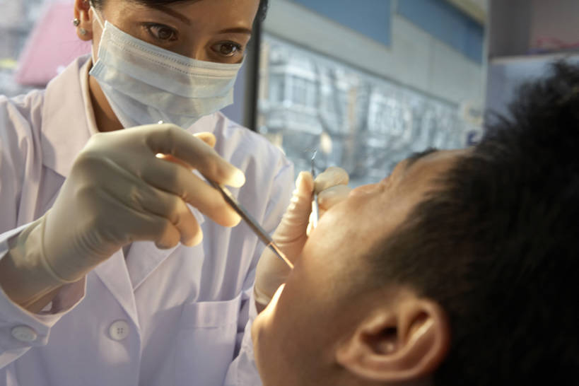 东方人,成年人,中年人,老年人,脸,头,脸颊,手,牙齿,两个人,医生,病人,护士,办公室,医院,躺,横图,竖图,室内,侧面,安全,机器,技术,镜子,北京,中国,亚洲,握,开,检查,研究,工作,分离,医学,工具,防护,过滤,分开,干净,设备,现代,口罩,手套,打开,站着,张嘴,医护人员,医疗人员,职业,健康,怪脸,隔断,服务,伸手,握着,遮掩,摄影,技巧,保护,隔离,害怕,刮,吊钩,权威,体检,医疗,医疗设备,卫生,专心,牙科设备,掩盖,指着,遮挡,开启,恐怖,忧虑,关爱,净化,痛苦,手艺,间隔,医疗器械,保险,预防,医疗工具,张大嘴巴,东亚,遮盖,实验服,口腔卫生,防尘,医疗机构,保全,周全,安稳,安定,防护手套,掩饰,断绝,隔开,屏蔽,屏绝,远离,中断,阻遏,阻隔,责任,技能,技艺,检测工具,拷问,卧着,平安,信任,老年男性,男人,男性,女人,女性,中年女性,亚洲人,中国人,年轻人,头部,齿,脸部,脸蛋,面部,牙,牙龈,大夫,牙医,张开嘴,清洗,躺着,卧,坐着,半身,彩图,高角度拍摄,病院,诊所,牙科椅,牙科治疗椅,牙椅,妙技,本领,折角镜,门诊部,口腔医学,体格检查,bj175