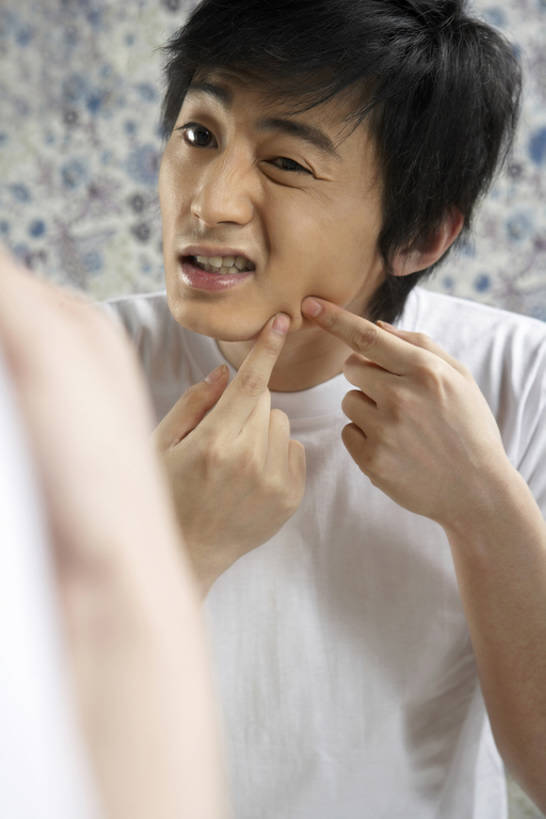 东方人,成年人,脸,头,脸颊,手,一个人,捏,竖图,室内,白天,正面,壁纸,镜子,北京,中国,亚洲,仅一个男性,仅一个人,检查,反射,房屋,肩膀,仅一个年轻男性,看,张嘴,保养,健康,怪脸,手指,压力,保健,摄影,害怕,医疗,早晨,工作室,痛苦,肖像,张大嘴巴,东亚,粉刺,悲哀,牙痛,男人,男性,年轻男性,亚洲人,中国人,年轻人,头部,脸部,脸蛋,面部,张开嘴,半身,彩图,bj175
