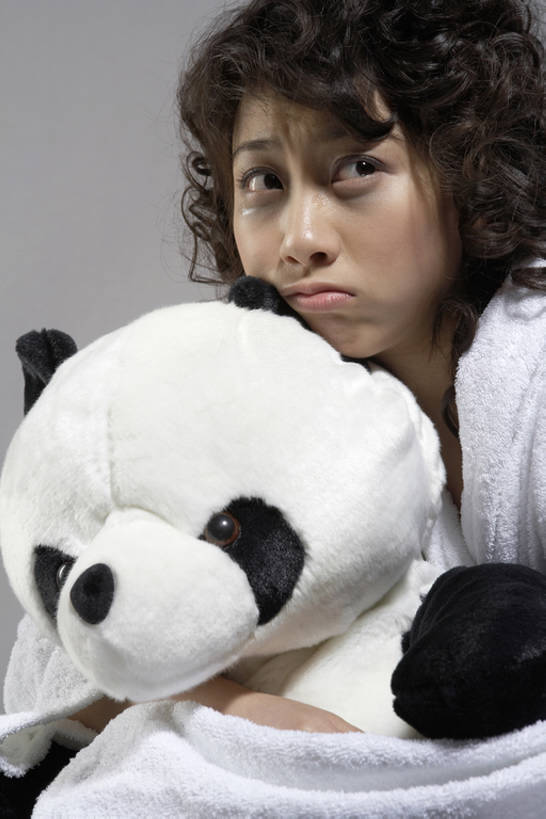 东方人,成年人,脸,头,脸颊,一个人,病人,美容院,哭,竖图,室内,正面,美容,寂寞,拒绝,安全,熊猫,玩具,北京,中国,亚洲,仅一个年轻女性,仅一个女性,仅一个人,握,沮丧,生气,包装,肩膀,灰色,健康,疲倦,鬼脸,皱眉,亲密,想,搭,握着,眼泪,愤怒,摄影,失望,恼怒,疲劳,愤慨,怒气,疲惫,气愤,工作室,搭着,发怒,关爱,怒火,痛苦,问题,情绪,困乏,脾气,想象,东亚,陪同,忿怒,怨恨,强烈,疲乏,悲哀,委顿,疲困,疲顿,疲钝,倦怠,怠倦,悲痛,气忿,黑眼圈,愤恨,陪伴,肝火,激动,孤独,年轻女性,女人,女性,亚洲人,中国人,年轻人,头部,卷发,脸部,脸蛋,面部,拥抱,彩图,浴衣,弱点,心理,失眠症,沟通障碍,伴随,bj175