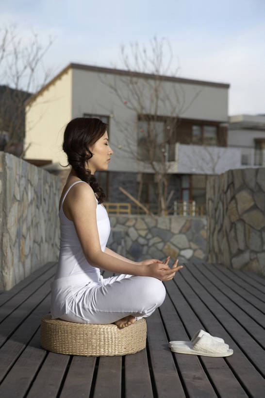 东方人,成年人,一个人,坐,盘腿,竖图,室外,白天,侧面,锻炼,时尚,满意,幸福,地板,阳台,城市,建筑,北京,日光,中国,亚洲,仅一个年轻女性,仅一个女性,仅一个人,房屋,公寓,院子,地面,休闲装,干净,现代,木地板,白色,拖鞋,休息,休闲,健康,舒服,放松,平衡,想,沉思,财富,瑜珈,摄影,生活方式,宁静,打坐,舒适,住房,风格,练习,都市风光,天堂,华贵,房地产,东亚,莲花坐式,柔和,软垫,灵性,无忧无虑,年轻女性,女人,女性,亚洲人,中国人,年轻人,休闲活动,闭着眼睛,盘腿而坐,盘膝,盘着腿的,盘着腿坐,双腿交叉,坐着,彩图,全身,和蔼,心理,横越,bj175