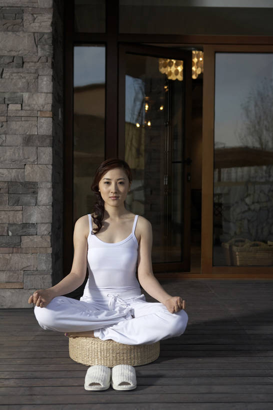 东方人,成年人,一个人,坐,盘腿,竖图,室外,白天,侧面,锻炼,时尚,满意,幸福,地板,阳台,城市,建筑,北京,日光,中国,亚洲,仅一个年轻女性,仅一个女性,仅一个人,房屋,公寓,院子,地面,注视,休闲装,干净,现代,木地板,白色,拖鞋,观察,看,休息,休闲,健康,舒服,放松,平衡,想,沉思,财富,瑜珈,摄影,生活方式,观看,宁静,打坐,察看,舒适,住房,风格,练习,都市风光,关注,天堂,华贵,房地产,东亚,莲花坐式,柔和,软垫,灵性,无忧无虑,年轻女性,女人,女性,亚洲人,中国人,年轻人,休闲活动,闭着眼睛,盘腿而坐,盘膝,盘着腿的,盘着腿坐,双腿交叉,坐着,彩图,全身,和蔼,心理,横越,bj175
