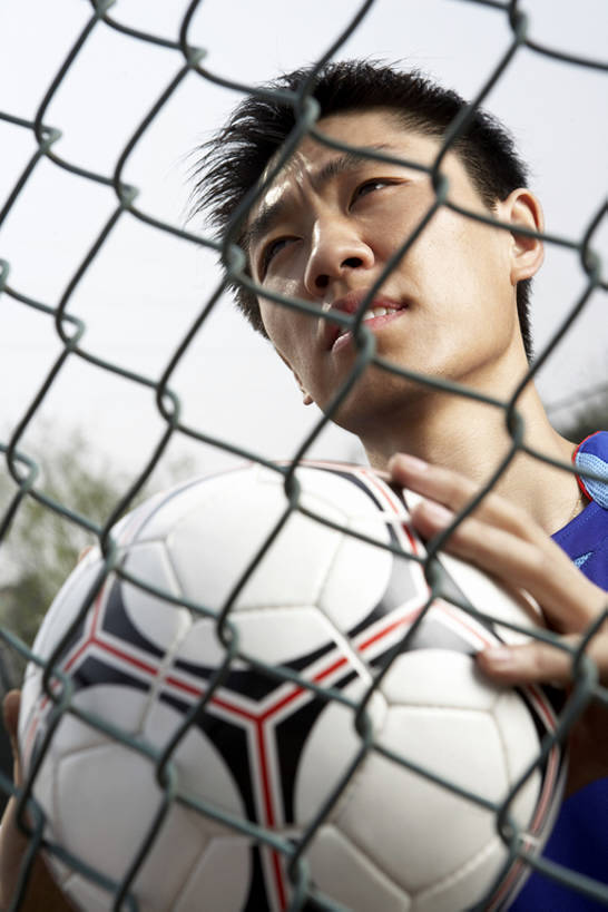 东方人,脸,头,脸颊,一个人,运动员,竖图,俯视,航拍,室外,白天,正面,运动服,制服,锻炼,游戏,快乐,比赛,运动,竞争,橄榄球,足球,北京,日光,中国,亚洲,仅一个男性,仅一个人,握,条纹,服装,栅栏,田地,铁丝网,注视,娱乐,肩膀,球,仅一个年轻男性,衣服,蓝天,观察,看,休闲,健康,思考,想,凝视,握着,摄影,服饰,观看,察看,体育运动,衣着,鸟瞰,穿着,关注,记忆,痛苦,田径运动,东亚,队员,衣饰,式样,铁蒺藜,体育,足球运动,男人,男性,年轻男性,亚洲人,中国人,年轻人,头部,脸部,脸蛋,面部,彩图,高角度拍摄,健身,焦距,运动装,bj175