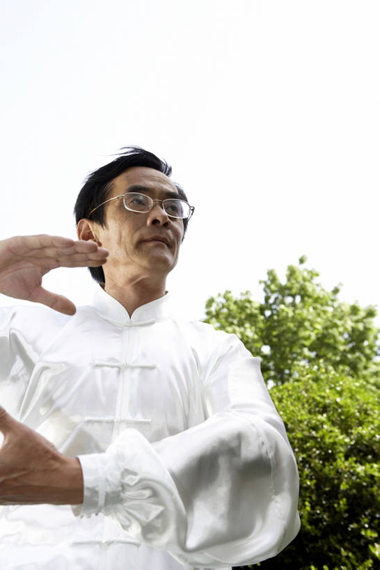 东方人,成年人,老年人,一个人,公园,露台,竖图,室外,白天,留白,正面,锻炼,运动,武术,北京,日光,中国,亚洲,伸展,丝绸,眼镜,传统,草,树,衣服,绿色,蓝天,自然,春天,站着,休闲,健康,个性,活力,茂密,平衡,沉思,舒展,摄影,佛教,茂盛,生活方式,灌木,协调,退休,太极,练习,旧的,中国文化,华贵,武打,弹性,东亚,武功,灵性,认真,体育,老年男性,男人,男性,亚洲人,中国人,休闲活动,闭着眼睛,半身,彩图,传统服装,健身,武学,和蔼,传统文化,人老心不老,缎子,bj175