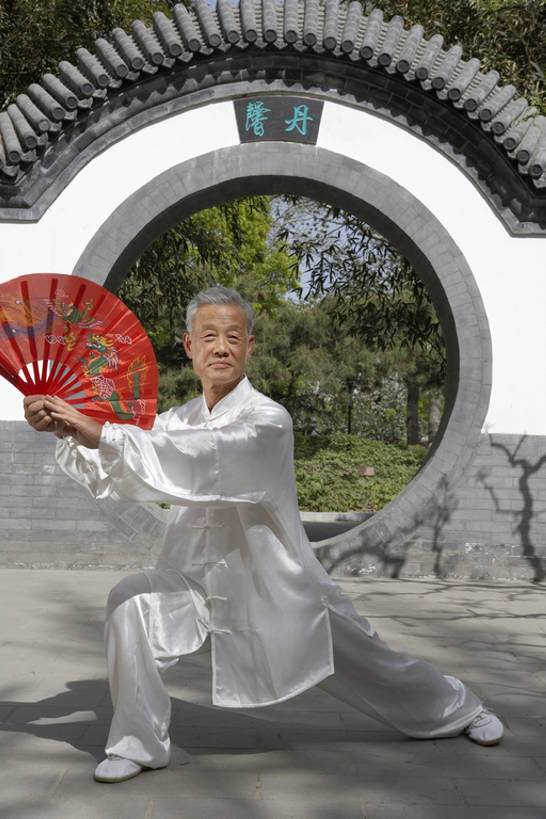 东方人,成年人,老年人,一个人,公园,竖图,室外,白天,正面,锻炼,运动,武术,北京,日光,中国,亚洲,仅一个男性,仅一个人,伸展,握,人物,丝绸,折扇,大门,门口,年轻,注视,传统,树,衣服,绿色,自然,春天,观察,看,站着,仅一个老年男性,休闲,健康,个性,活力,平衡,舒展,握着,摄影,生活方式,观看,灌木,协调,察看,退休,专心,太极,练习,敏捷,关注,旧的,中国文化,华贵,武打,弹性,东亚,武功,灵性,技能,体育,老年男性,男人,男性,亚洲人,中国人,休闲活动,彩图,全身,传统服装,健身,武学,传统文化,人老心不老,扇舞,缎子,bj175