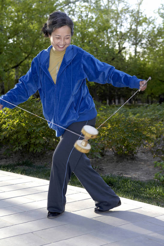 东方人,成年人,老年人,头发,一个人,公园,笑,微笑,露齿笑,竖图,室外,白天,正面,锻炼,游戏,快乐,满意,幸福,玩具,北京,中国,亚洲,仅一个女性,仅一个人,握,木制,人行道,小路,年轻,玩,休闲装,传统,草,绿色,蓝天,自然,春天,站着,仅一个中年女性,休闲,健康,放松,个性,活力,平衡,握着,摄影,生活方式,灌木,宁静,退休,高雅,享乐,练习,愉悦,中国文化,东亚,空竹,技能,老年女性,女人,女性,亚洲人,中国人,年轻人,休闲活动,彩图,全身,欢乐,传统文化,细线,人老心不老,抽陀螺,bj175