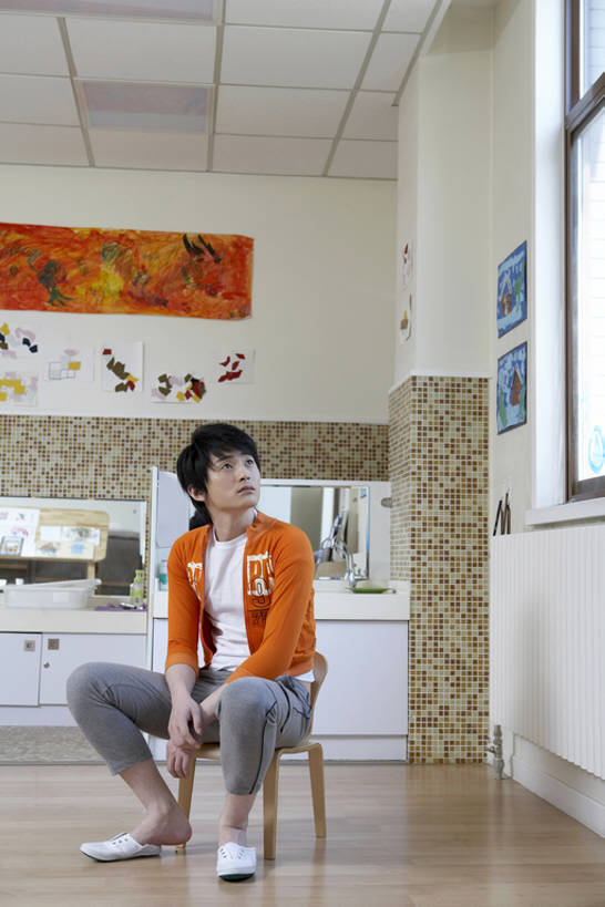 东方人,手掌,一个人,学校,竖图,俯视,航拍,室内,白天,正面,毛衣,窗户,柑橘,椅子,北京,中国,亚洲,仅一个男性,仅一个人,木制,房屋,教育,玩,注视,仅一个年轻男性,观察,看,手势,教室,思考,竖,沉思,幼儿园,摄影,生长,观看,翘,停止,察看,专心,食指,鸟瞰,关注,记忆,作画,暂停,梦想,想象,东亚,重要,柑桔,男人,男性,年轻男性,亚洲人,中国人,年轻人,橘子,桔子,坐着,彩图,高角度拍摄,全身,大红蜜橘,大红袍,红橘,黄橘,宽皮橘,打手势,bj175