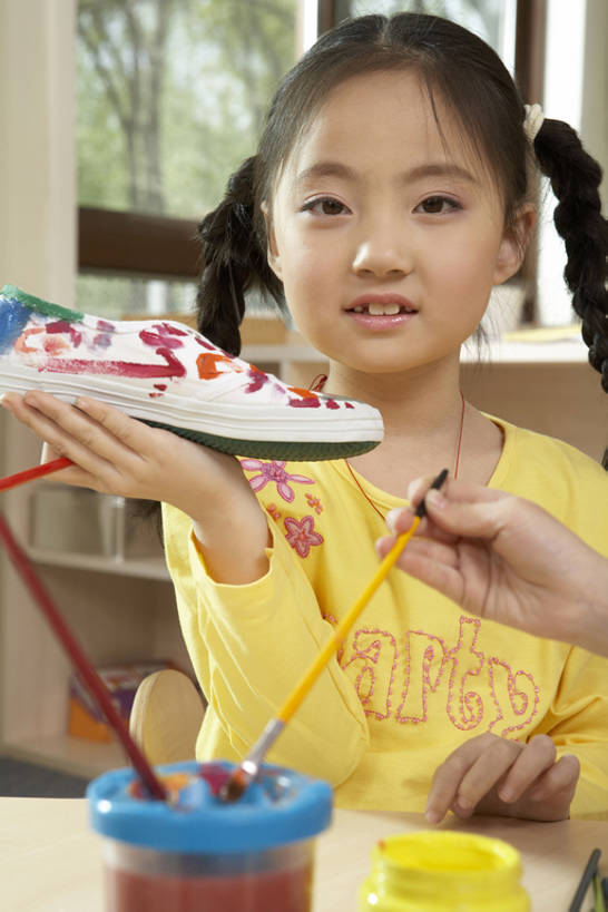 东方人,婴儿,儿童,一个人,学生,学校,站,微笑,竖图,室内,白天,正面,探险,幸福,纯洁,桌子,鞋子,北京,中国,亚洲,仅一个女性,仅一个人,握,艺术,装饰,教育,玩,刷,注视,娱乐,水笔,小孩,画笔,工艺品,观察,看,站着,仅一个小孩,教室,辫子,可爱,探索,童年,童趣,无辜,握着,艺术家,幼儿园,摄影,活泼,生长,观看,颜料,察看,创造力,专心,知识,享乐,愉悦,关注,着色,宝宝,播放,作画,出示,手艺,选择,梦想,想象,染料,童真,东亚,纯真,烂漫,无邪,广口瓶,发展,重要,无忧无虑,伶俐,天真,男孩,男人,男性,女孩,女人,女性,亚洲人,中国人,孩子,画画,站立,半身,彩图,欢乐,男生,女生,bj175