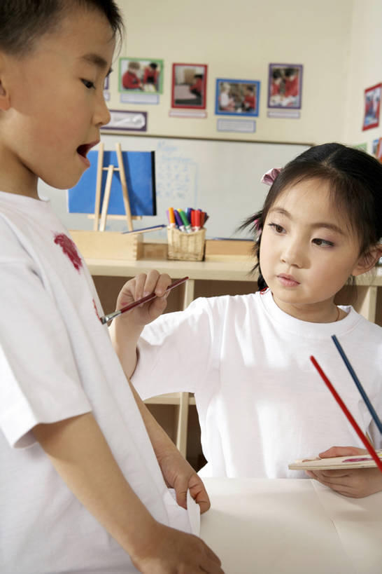 东方人,婴儿,儿童,两个人,学生,学校,站,竖图,室内,白天,侧面,探险,友谊,纯洁,北京,中国,亚洲,艺术,教育,凌乱,玩,T恤,刷,小孩,衣服,画笔,工艺品,站着,张嘴,教室,可爱,童年,童趣,无辜,艺术家,幼儿园,摄影,活泼,生长,颜料,创造力,专心,知识,享乐,愉悦,着色,宝宝,作画,手艺,想象,张大嘴巴,童真,东亚,纯真,烂漫,无邪,发展,重要,想法,无忧无虑,伶俐,天真,男孩,男人,男性,女孩,亚洲人,中国人,孩子,张开嘴,站立,半身,彩图,男生,bj175