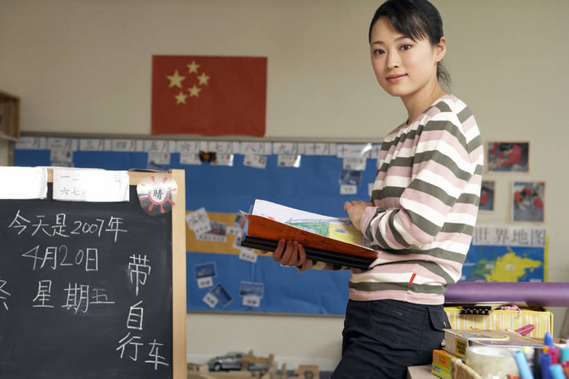 东方人,成年人,一个人,教师,学校,微笑,横图,竖图,室内,白天,侧面,满意,北京,中国,亚洲,仅一个年轻女性,仅一个女性,仅一个人,握,准备,教育,玩,注视,休闲装,练习本,黑板,观察,教,看,站着,职业,教室,独立,汉字,握着,幼儿园,摄影,观看,察看,知识,关爱,关注,肖像,中国国旗,东亚,重要,年轻女性,女人,亚洲人,中国人,年轻人,书,半身,彩图,bj175