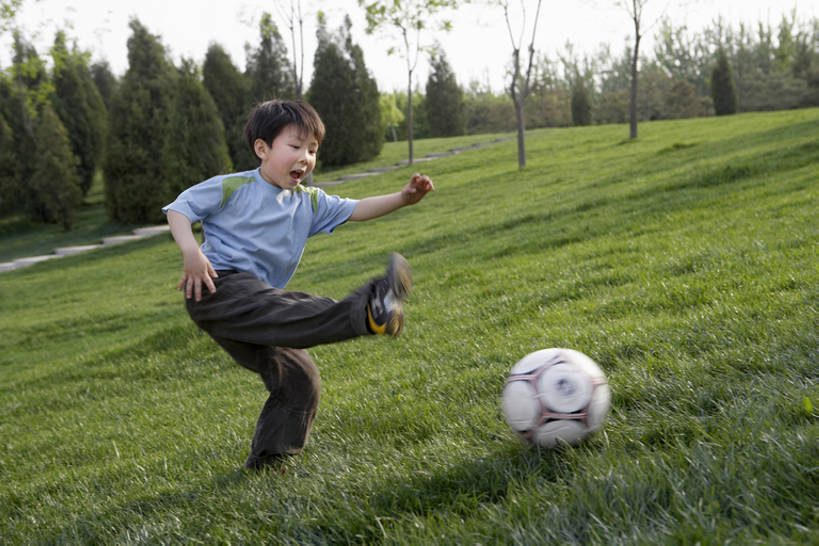 东方人,婴儿,儿童,一个人,公园,站,跑,笑,微笑,露齿笑,横图,室外,白天,留白,侧面,运动模糊,仰视,旅游,度假,游戏,幸福,纯洁,运动,技术,橄榄球,足球,美景,日落,鞋子,北京,日光,中国,亚洲,仅一个男性,仅一个人,踢,景观,玩,T恤,休闲装,娱乐,刺激,草,树,小孩,绿色,自然,春天,看,试穿,站着,仅一个小孩,享受,休息,休闲,概念,健康,景色,放松,活力,季节,可爱,平衡,童年,童趣,无辜,摄影,活泼,生长,观看,技巧,专心,享乐,练习,愉悦,清新,自然风光,记忆,宝宝,播放,爱好,手艺,户外活动,挑战,童真,东亚,纯真,烂漫,无邪,发展,技能,技艺,无忧无虑,伶俐,天真,足球运动,男孩,男人,男性,亚洲人,中国人,孩子,休闲活动,站立,彩图,低角度拍摄,全身,欢乐,妙技,焦距,男生,本领,精力,好奇心,bj175