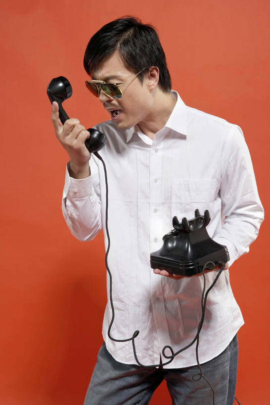 东方人,成年人,一个人,打电话,竖图,特写,正面,通讯,复古,技术,北京,中国,亚洲,仅一个男性,仅一个人,连接,握,黄色背景,古典,联系,大喊,牛仔裤,休闲装,仅一个年轻男性,太阳镜,站着,张嘴,独立,表情,个性,决定,握着,愤怒,摄影,希望,惊奇,便利,专心,领导,酷,经理,麻烦,运送,记忆,痛苦,问题,挑战,张大嘴巴,东亚,挫败,无线电技术,把握,男人,男性,年轻男性,亚洲人,中国人,年轻人,电话机,座机,张开嘴,说话,彩图,影棚拍摄,掌控,bj175