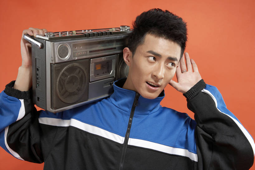 东方人,成年人,一个人,学生,笑,微笑,露齿笑,横图,运动服,快乐,幸福,复古,技术,书房,北京,中国,亚洲,仅一个男性,仅一个人,握,黄色背景,服装,古典,音乐,听,娱乐,设备,喇叭,仅一个年轻男性,衣服,收音机,扛,试穿,手势,站着,休息,休闲,独立,健康,表情,放松,个性,握着,摄影,服饰,生长,希望,信号,无线电,专心,酷,享乐,衣着,穿着,运送,广播,噪声,音乐人,挑战,东亚,衣饰,无线电技术,无忧无虑,男人,男性,年轻男性,亚洲人,中国人,年轻人,休闲活动,舞者,彩图,影棚拍摄,欢乐,收录机,打手势,运动装,无线电接收机,bj175