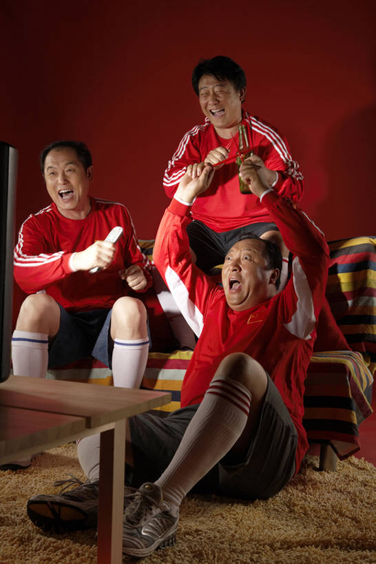 啤酒,东方人,成年人,中年人,老年人,三个人,家庭,客厅,举,笑,微笑,露齿笑,竖图,室内,夜晚,侧面,运动服,运动鞋,快乐,满意,兴奋,自由,友谊,幸福,热情,成功,运动,竞争,地毯,沙发,桌子,电视,国旗,北京,中国,亚洲,连接,握,短裤,服装,欢呼,毯子,房屋,公寓,酒类,T恤,茶几,大喊,注视,袜子,饮食,刺激,饮料,衣服,瓶子,遥控器,观察,看,手势,托,张嘴,休闲,温暖,温馨,一家人,啤酒瓶,个性,活力,决定,凝视,握着,摄影,服饰,生活方式,观看,希望,惊奇,幽默,支撑,和睦,察看,专心,起居室,酷,享乐,衣着,愉悦,成就,穿着,关注,运送,中国文化,彩电,爱好,激励,私密,张大嘴巴,中国国旗,东亚,陪同,爱国主义,软垫,彩色电视机,显像管屏,显像管屏幕,衣饰,神迹,贡献,陪伴,无忧无虑,能力,获胜,信任,足球运动,老年男性,男人,男性,中年男性,亚洲人,中国人,拳头,电视机,张开嘴,休闲活动,举起,举手,举着,向上举,向上伸,向上托,坐着,彩图,全身,喝醉,融洽,打手势,运动装,精力,伴随,醉,bj175