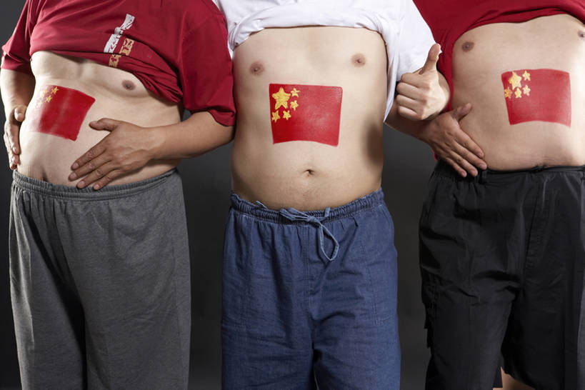 东方人,成年人,中年人,老年人,胃,三个人,微笑,横图,室内,特写,正面,快乐,兴奋,友谊,幸福,热情,骄傲,成功,运动,国旗,北京,中国,亚洲,黑色背景,黄色背景,短裤,欢呼,人物,T恤,休闲装,发带,刺激,黑色,灰色,手势,站着,休闲,摄影,生活方式,颜料,支撑,专心,酷,工作室,出示,身份,荣誉,中国国旗,东亚,忠诚,爱国主义,贡献,能力,获胜,团结,信任,足球运动,老年男性,男人,男性,中年男性,亚洲人,中国人,触摸,彩图,影棚拍摄,打手势,精力,摆拍,蠢人,bj175