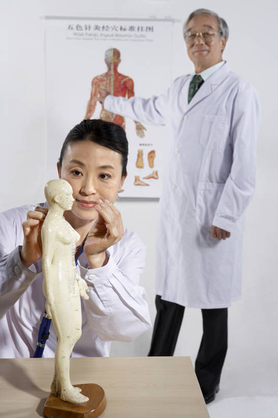 东方人,成年人,中年人,老年人,两个人,医生,办公室,医院,微笑,竖图,室内,侧面,工作服,制服,锻炼,快乐,幸福,合作,团队,信心,技术,雕塑,北京,中国,亚洲,握,药,检查,研究,艺术,装饰,科学,医学,雕刻,雕像,图表,眼镜,领带,教育,图像,注视,文化,书桌,传统,海报,白色,模型,听诊器,工艺品,观察,教,看,站着,医护人员,医疗人员,职业,概念,健康,比较,探索,治疗,服务,握着,保健,摄影,观看,纪念,技巧,经络,支撑,美术,权威,察看,医疗,疾病,穴位,专心,指着,知识,享乐,解释,练习,关注,中国文化,主题,出示,求助,手艺,针灸,问题,合伙,调和,陈列,中医,东亚,实验服,医治,外科医生,功能,美学,疏通,责任,技能,技艺,灸法,针法,中医学,认真,老年男性,男人,男性,中年女性,亚洲人,中国人,大夫,说话,坐着,半身,彩图,影棚拍摄,欢乐,妙技,办公室职员,传统文化,本领,门诊部,bj175