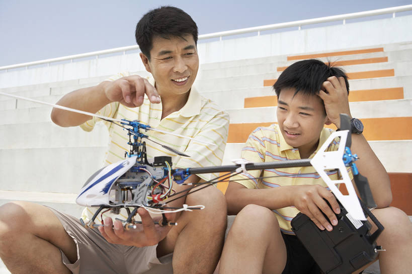 东方人,儿童,少年,成年人,中年人,老年人,一个人,两个人,家庭,父母,父亲,女儿,儿子,笑,微笑,露齿笑,横图,室外,白天,正面,游戏,快乐,自由,幸福,纯洁,太阳,楼梯,飞机,玩具,北京,日光,中国,亚洲,仅一个男性,仅一个人,连接,握,短裤,服装,并排,手表,阶梯,看台,艺术品,交通,教育,联系,玩,T恤,托腮,注视,休闲装,娱乐,航空,飞,台阶,小孩,衣服,蓝天,模型,遥控器,交通工具,春天,观察,看,站着,仅一个小孩,休息,休闲,健康,温暖,温馨,父子,一家人,抓,放松,可爱,亲密,探索,童年,童趣,益智,握着,运输,摄影,服饰,生长,生活方式,观看,活动,协助,直升机,和睦,察看,指着,知识,客机,享乐,解释,衣着,愉悦,穿着,都市风光,发泄,关爱,关注,消遣,智力,载具,亲情,出示,童真,东亚,烂漫,无邪,陪同,宣泄,衣饰,迷惑,陪伴,美术工艺,天真,信任,老年男性,男孩,男人,男性,中年男性,亚洲人,中国人,孩子,年轻人,全家福,休闲活动,说话,玩耍,嬉戏,坐着,彩图,欢乐,融洽,男生,亲子装,好奇心,伴随,bj175