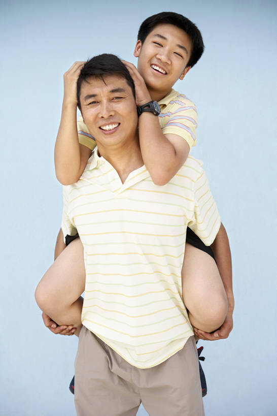 东方人,儿童,少年,成年人,中年人,老年人,一个人,两个人,家庭,父母,父亲,女儿,儿子,笑,微笑,露齿笑,竖图,室外,白天,正面,快乐,幸福,纯洁,信心,太阳,北京,日光,中国,亚洲,仅一个男性,仅一个人,连接,握,短裤,服装,手表,墙,联系,玩,T恤,俯身,注视,休闲装,娱乐,刺激,小孩,衣服,蓝天,春天,背着,观察,看,站着,仅一个小孩,休息,休闲,健康,温暖,温馨,父子,一家人,放松,可爱,平衡,亲密,童年,童趣,搭,握着,摄影,服饰,生长,生活方式,观看,和睦,察看,享乐,衣着,愉悦,穿着,搭着,都市风光,关爱,关注,亲情,肖像,童真,东亚,烂漫,无邪,陪同,衣饰,陪伴,天真,信任,老年男性,男孩,男人,男性,中年男性,亚洲人,中国人,孩子,年轻人,全家福,休闲活动,拥抱,彩图,高角度拍摄,影棚拍摄,欢乐,深情,融洽,男生,亲子装,伴随,bj175