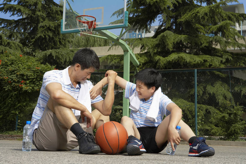 儿童,少年,成年人,中年人,肌肉,两个人,家庭,父母,父亲,女儿,儿子,运动员,站,横图,室外,白天,留白,正面,T恤衫,运动鞋,锻炼,游戏,快乐,幸福,纯洁,成功,比赛,运动,合作,团队,集体,信心,竞争,水,太阳,北京,日光,中国,亚洲,连接,握,条纹,短裤,服装,圆形,粉末,篮球框,篮球场,联系,训练,玩,篮球运动员,T恤,注视,娱乐,袜子,队伍,刺激,球,树,小孩,衣服,蓝天,瓶子,毛巾,纯净水,春天,观察,看,站着,教练,休息,休闲,健康,温暖,温馨,父子,一家人,粉,放松,活力,可爱,力量,亲密,探索,童年,童趣,握着,摄影,建造,服饰,汗水,生长,生活方式,观看,和睦,察看,酷,享乐,体育运动,衣着,愉悦,成就,穿着,都市风光,关爱,关注,亲情,体育器械,出示,田径运动,反差,合伙,篮球运动,童真,东亚,烂漫,无邪,陪同,肱二头肌,斗争,粉状,粉剂,衣饰,陪伴,体育,天真,信任,男孩,男人,男性,中年男性,中国人,孩子,全家福,休闲活动,体育运动员,运动选手,站立,坐着,彩图,全身,健身,欢乐,融洽,男生,亲子装,好奇心,伴随,bj175