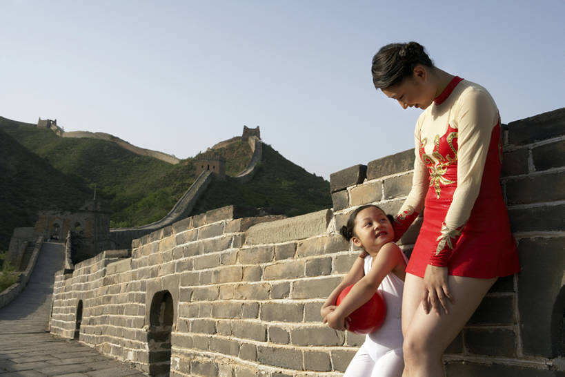 东方人,婴儿,儿童,两个人,学生,护士,运动员,站,笑,微笑,露齿笑,横图,室外,白天,留白,侧面,锻炼,旅游,度假,快乐,满意,自由,幸福,纯洁,成功,比赛,运动,团队,信心,竞争,技术,美景,名胜古迹,日落,山,太阳,标志建筑,地标,建筑,北京,长城,日光,中国,亚洲,握,准备,服装,遗迹,体操,墙,景观,美丽,训练,注视,古迹,历史,文物,娱乐,建设,古建筑,刺激,球,小孩,衣服,红色,白色,蓝天,自然,夏天,观察,教,看,站着,教练,职业,享受,休闲,健康,面对面,旅游胜地,景色,放松,活力,可爱,亲密,童年,童趣,无辜,搭,凝视,握着,摄影,服饰,活泼,生长,观看,技巧,希望,宁静,支撑,察看,医疗,专心,高雅,优美,享乐,练习,体育运动,衣着,愉悦,穿着,搭着,关爱,关注,清新,中国文化,自然风光,下降,宝宝,万里长城,激励,手艺,表演服,田径运动,自由体操,演出服,挑战,童真,古文明,东亚,纯真,烂漫,无邪,队员,发展,艺术体操,陪同,世界文化遗产,中华人民共和国,衣饰,技能,技艺,寂静,陪伴,榜样,道具服,获胜,伶俐,体育,天真,男孩,男人,男性,年轻女性,女孩,女人,女性,亚洲人,中国人,孩子,年轻人,体育运动员,运动选手,触摸,拥抱,站立,彩图,健身,欢乐,妙技,男生,标志性建筑,本领,伴随,bj175