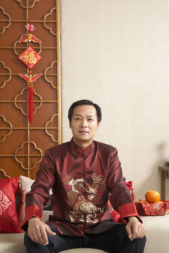 东方人,成年人,中年人,老年人,一个人,家庭,丈夫,父亲,家,客厅,微笑,竖图,室内,白天,留白,正面,快乐,幸福,沙发,柑橘,北京,中国,春节,亚洲,仅一个男性,仅一个人,仅一个中年男性,节日,庆祝,装饰,房屋,墙,冬天,食品,饮品,注视,历史,传统,饮食,食物,饮料,红色,观察,看,摄影,水果盘,观看,察看,起居室,享乐,关注,可口,中国文化,肖像,东亚,元旦,适口,柑桔,老年男性,男人,男性,中年男性,亚洲人,中国人,橘子,桔子,坐着,彩图,传统服装,欢乐,拜年,大红蜜橘,大红袍,红橘,黄橘,宽皮橘,唐装,传统文化,传统节日,bj175