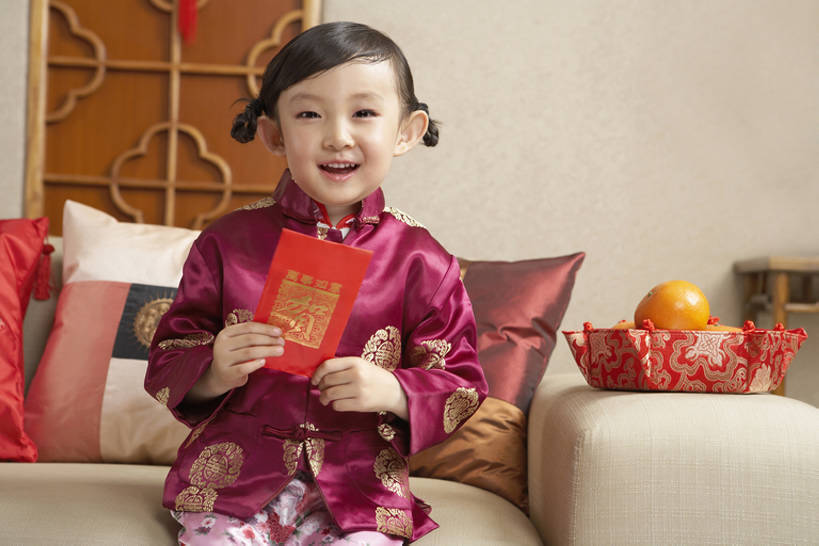 东方人,儿童,一个人,家庭,家,客厅,站,笑,微笑,露齿笑,横图,室内,正面,快乐,幸福,纯洁,沙发,柑橘,北京,中国,春节,亚洲,仅一个女性,仅一个人,握,节日,庆祝,装饰,信封,房屋,墙,冬天,注视,历史,传统,饮食,刺激,花,小孩,红色,观察,看,站着,仅一个小孩,金橘,可爱,童年,童趣,无辜,握着,摄影,红包,水果盘,观看,发送,察看,起居室,享乐,关注,中国文化,出示,童真,东亚,烂漫,无邪,香袋,元旦,柑桔,天真,男孩,男人,男性,女孩,女人,女性,亚洲人,中国人,孩子,橘子,桔子,站立,坐着,半身,彩图,传统服装,欢乐,拜年,大红蜜橘,大红袍,红橘,黄橘,宽皮橘,给予,唐装,男生,女生,传统文化,传统节日,bj175