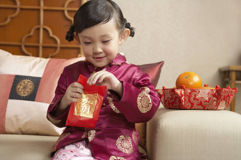 东方人,儿童,一个人,家庭,家,客厅,站,微笑,横图,室内,正面,快乐,幸福,纯洁,沙发,柑橘,北京,中国,春节,亚洲,仅一个女性,仅一个人,开,节日,庆祝,装饰,信封,房屋,墙,冬天,历史,传统,饮食,刺激,花,小孩,红色,站着,仅一个小孩,金橘,可爱,童年,童趣,无辜,摄影,红包,水果盘,发送,起居室,享乐,中国文化,童真,东亚,烂漫,无邪,香袋,元旦,柑桔,天真,男孩,男人,男性,女孩,女人,女性,亚洲人,中国人,孩子,橘子,桔子,站立,坐着,半身,彩图,传统服装,欢乐,拜年,大红蜜橘,大红袍,红橘,黄橘,宽皮橘,唐装,男生,女生,传统文化,传统节日,bj175