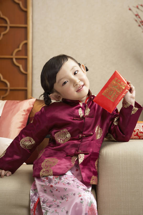 东方人,儿童,一个人,家庭,家,客厅,站,微笑,竖图,室内,正面,快乐,幸福,纯洁,沙发,柑橘,北京,中国,春节,亚洲,仅一个女性,仅一个人,握,开,节日,庆祝,装饰,信封,房屋,墙,冬天,注视,历史,传统,花,小孩,红色,观察,看,站着,仅一个小孩,金橘,可爱,童年,童趣,无辜,握着,摄影,红包,观看,发送,察看,起居室,享乐,关注,中国文化,出示,童真,东亚,烂漫,无邪,香袋,元旦,柑桔,天真,男孩,男人,男性,女孩,女人,女性,亚洲人,中国人,孩子,橘子,桔子,站立,坐着,彩图,传统服装,欢乐,拜年,大红蜜橘,大红袍,红橘,黄橘,宽皮橘,给予,唐装,男生,女生,传统文化,传统节日,bj175