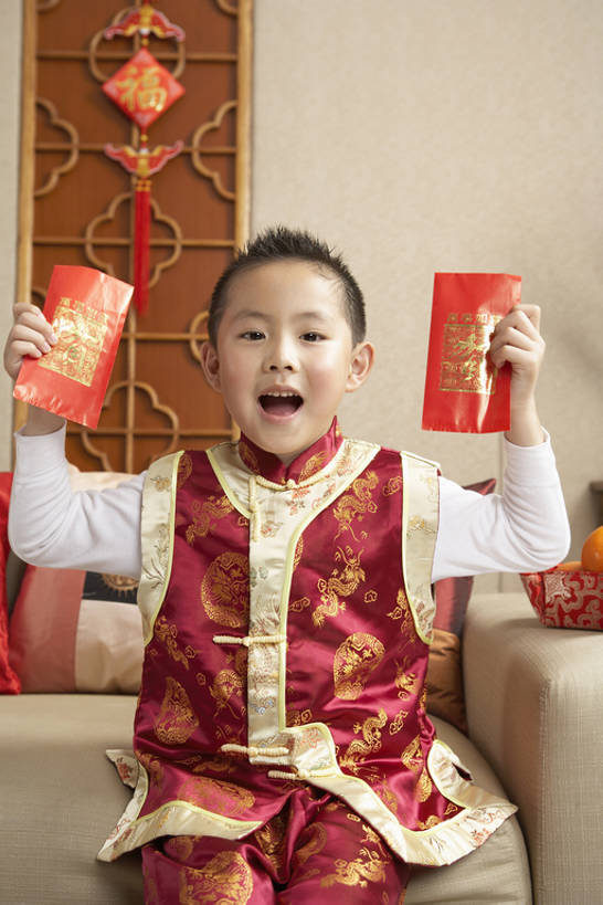 东方人,儿童,一个人,家庭,家,客厅,站,举,笑,微笑,露齿笑,竖图,室内,白天,正面,快乐,幸福,纯洁,沙发,柑橘,北京,中国,春节,亚洲,仅一个男性,仅一个人,伸展,握,节日,庆祝,装饰,信封,房屋,墙,冬天,注视,历史,传统,刺激,花,小孩,红色,观察,看,站着,张嘴,仅一个小孩,金橘,可爱,童年,童趣,无辜,握着,摄影,红包,观看,察看,起居室,享乐,关注,中国文化,出示,张大嘴巴,童真,东亚,烂漫,无邪,香袋,元旦,柑桔,天真,男孩,男人,男性,亚洲人,中国人,孩子,张开嘴,橘子,桔子,站立,坐着,彩图,传统服装,欢乐,拜年,大红蜜橘,大红袍,红橘,黄橘,宽皮橘,给予,唐装,男生,传统文化,传统节日,bj175