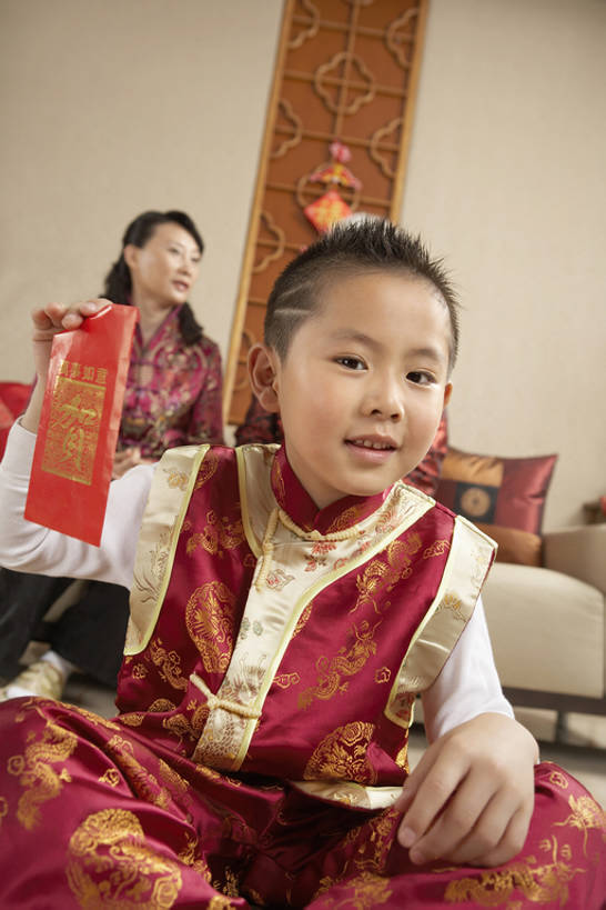 东方人,儿童,成年人,中年人,老年人,三个人,家庭,妻子,母亲,儿子,祖母,家,客厅,站,笑,微笑,露齿笑,竖图,室内,白天,快乐,兴奋,幸福,纯洁,沙发,柑橘,北京,中国,春节,亚洲,握,开,节日,庆祝,装饰,信封,房屋,墙,冬天,玩,注视,历史,传统,刺激,花,小孩,红色,观察,看,站着,金橘,可爱,童年,童趣,握着,摄影,红包,观看,察看,起居室,享乐,关注,中国文化,出示,童真,东亚,烂漫,无邪,香袋,元旦,柑桔,天真,老年女性,男孩,男人,男性,女人,女性,亚洲人,中国人,孩子,橘子,桔子,盘着腿坐,站立,坐着,彩图,传统服装,欢乐,窥视,拜年,大红蜜橘,大红袍,红橘,黄橘,宽皮橘,给予,唐装,男生,传统文化,传统节日,bj175