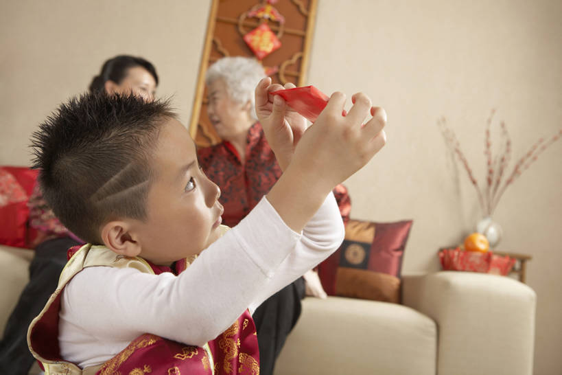 东方人,儿童,成年人,中年人,老年人,脸,头,脸颊,三个人,家庭,妻子,母亲,儿子,祖母,家,客厅,站,举,笑,微笑,横图,室内,白天,留白,侧面,快乐,兴奋,幸福,纯洁,沙发,柑橘,北京,中国,春节,亚洲,握,开,节日,检查,庆祝,装饰,信封,房屋,墙,冬天,玩,历史,传统,刺激,肩膀,花,小孩,红色,向上看,站着,金橘,可爱,童年,童趣,握着,摄影,红包,起居室,享乐,中国文化,童真,东亚,烂漫,无邪,香袋,元旦,柑桔,天真,老年女性,男孩,男人,男性,女人,女性,亚洲人,中国人,孩子,头部,脸部,脸蛋,面部,橘子,桔子,站立,坐着,彩图,传统服装,欢乐,窥视,拜年,大红蜜橘,大红袍,红橘,黄橘,宽皮橘,唐装,男生,传统文化,传统节日,bj175