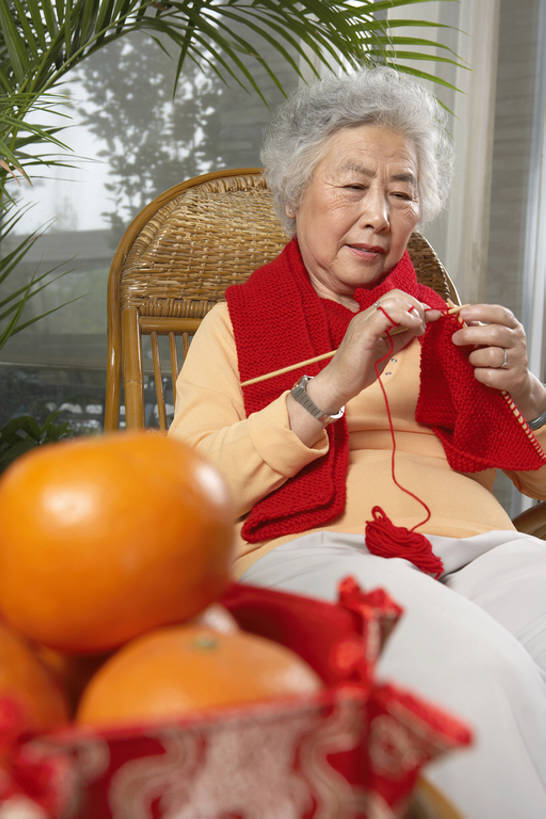东方人,成年人,老年人,头发,一个人,家庭,祖母,家,微笑,竖图,室内,白天,正面,快乐,幸福,植物,窗户,阳台,柑橘,雕塑,北京,中国,春节,亚洲,仅一个女性,仅一个人,握,节日,庆祝,艺术,装饰,编织,雕刻,雕像,盆栽,房屋,冬天,食品,盆景,摇椅,休闲装,传统,红色,绿色,自然,围巾,工艺品,仅一个中年女性,休闲,温暖,金橘,放松,握着,摄影,生长,成长,水果盘,围脖,纪念,保暖,华丽,羊毛,针织,美术,点缀,退休,享乐,御寒,中国文化,主题,爱好,陈列,东亚,功能,美学,衬托,美观,雅致,雅观,元旦,技能,柑桔,老年女性,女人,女性,亚洲人,中国人,休闲活动,橘子,桔子,坐着,彩图,传统服装,欢乐,拜年,大红蜜橘,大红袍,红橘,黄橘,宽皮橘,唐装,和蔼,传统文化,传统节日,bj175