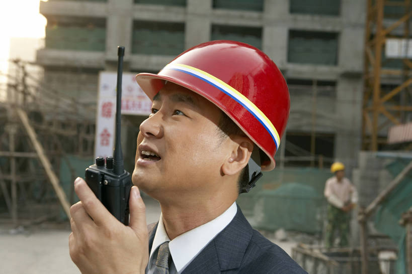 东方人,成年人,中年人,脸,头,脸颊,一个人,商务人士,设计师,导游,工程师,建筑师,商务男性,办公室,打电话,横图,室外,特写,白天,侧面,衬衫,商务,讨论,满意,通讯,安全,计划,建筑业,技术,城市,电话,北京,中国,亚洲,握,套装,工作,钢铁,防护,领带,设备,通讯设备,肩膀,脚手架,安全帽,话筒,建筑工地,看,站着,职业,电话线,规划,想,握着,投资,工业,摄影,建造,技巧,希望,合同,保护,协助,支撑,信号,工程,无线电,专心,领导,固定电话,都市风光,星期,努力,肖像,手艺,保险,商务装,带领,梦想,蓝图,挑战,工薪阶层,东亚,发展,保全,周全,安稳,安定,无线电技术,技能,技艺,进展,想法,把握,交流,平安,认真,男人,男性,中年男性,亚洲人,中国人,头部,脸部,脸蛋,面部,白领,上班族,电话机,沟通,说话,通话,彩图,衬衣,欢乐,高层建筑,妙技,本领,无线电接收机,改进,工人阶级,掌控,节目单,bj175