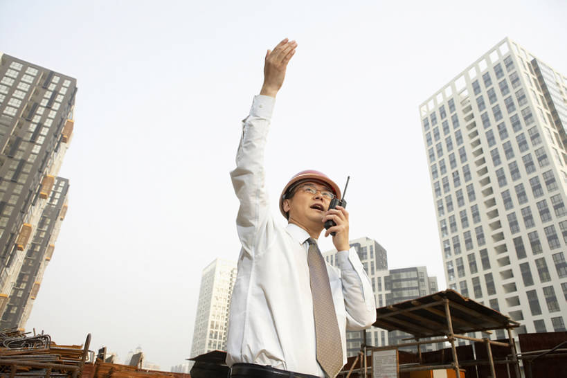 东方人,成年人,中年人,一个人,商务人士,设计师,工程师,建筑师,商务男性,办公室,举,打电话,微笑,横图,室外,白天,正面,衬衫,度假,商务,通讯,安全,计划,建筑业,技术,美景,城市风光,城市,电话,北京,中国,亚洲,握,套装,正装,工作,钢铁,眼镜,景观,防护,领带,联系,大喊,方向,娱乐,设备,通讯设备,蓝天,安全帽,话筒,建筑工地,看,手势,托,站着,职业,享受,休闲,电话线,景色,放松,规划,想,握着,投资,工业,摄影,建造,指导,技巧,希望,保护,协助,信号,工程,无线电,专心,领导,固定电话,都市风光,星期,运送,努力,出示,手艺,保险,商务装,带领,梦想,蓝图,挑战,工薪阶层,东亚,发展,保全,周全,安稳,安定,无线电技术,技能,技艺,进展,想法,把握,交流,平安,认真,男人,男性,中年男性,亚洲人,中国人,白领,上班族,电话机,沟通,举起,举手,举着,说话,通话,向上举,向上伸,向上托,半身,彩图,衬衣,高层建筑,妙技,打手势,本领,无线电接收机,摆拍,掌控,节目单,bj175