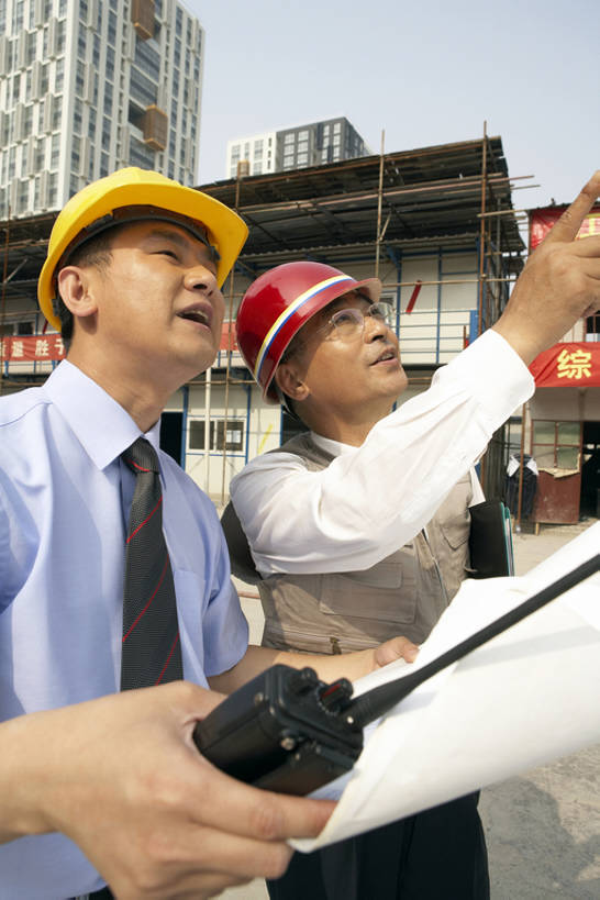 东方人,成年人,中年人,两个人,商务人士,设计师,导游,工程师,建筑师,商务男性,办公室,打电话,微笑,竖图,室外,白天,侧面,衬衫,商务,讨论,通讯,友谊,安全,合作,团队,计划,建筑业,技术,城市,电话,北京,中国,亚洲,握,套装,服装,工作,标语,眼镜,防护,领带,联系,设备,通讯设备,衣服,蓝天,安全帽,话筒,建筑工地,看,站着,职业,电话线,比较,规划,决定,想,握着,投资,工业,摄影,建造,服饰,技巧,希望,保护,支撑,权威,信号,工程,无线电,组织,创造,专心,领导,指着,固定电话,衣着,穿着,都市风光,星期,房地产,努力,求助,手艺,保险,商务装,带领,合伙,梦想,蓝图,挑战,建筑材料,工薪阶层,东亚,发展,策略,保全,周全,安稳,安定,衣饰,无线电技术,技能,技艺,进展,想法,把握,交流,平安,认真,男人,男性,中年男性,亚洲人,中国人,白领,上班族,设计,电话机,沟通,说话,通话,半身,彩图,衬衣,欢乐,妙技,办公室职员,本领,无线电接收机,改进,掌控,节目单,bj175