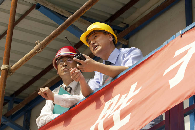 东方人,成年人,中年人,脸,头,脸颊,两个人,商务人士,设计师,导游,工程师,建筑师,商务男性,办公室,打电话,微笑,横图,室外,白天,侧面,仰视,衬衫,商务,讨论,通讯,友谊,安全,合作,团队,计划,建筑业,技术,城市,电话,北京,中国,亚洲,握,套装,工作,标语,文件,眼镜,防护,领带,联系,牛仔裤,设备,通讯设备,肩膀,蓝天,安全帽,话筒,建筑工地,看,靠,靠着,站着,职业,思考,电话线,比较,规划,决定,想,握着,投资,工业,摄影,建造,技巧,希望,马甲,保护,支撑,信号,工程,无线电,组织,创造,专心,领导,固定电话,都市风光,星期,房地产,努力,求助,手艺,保险,商务装,带领,合伙,梦想,蓝图,挑战,建筑材料,工薪阶层,东亚,发展,策略,保全,周全,安稳,安定,无线电技术,技能,技艺,进展,想法,把握,交流,平安,认真,男人,男性,中年男性,亚洲人,中国人,头部,脸部,脸蛋,面部,白领,上班族,设计,电话机,沟通,说话,通话,彩图,低角度拍摄,衬衣,欢乐,妙技,办公室职员,本领,无线电接收机,摆拍,改进,掌控,节目单,bj175