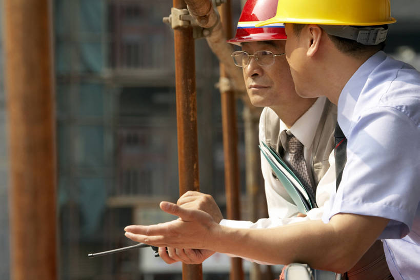 东方人,成年人,中年人,两个人,商务人士,设计师,导游,工程师,建筑师,商务男性,办公室,打电话,横图,室外,特写,白天,侧面,衬衫,商务,讨论,快乐,通讯,友谊,幸福,安全,合作,团队,计划,建筑业,技术,城市,电话,北京,中国,亚洲,握,套装,工作,文件,眼镜,防护,领带,联系,牛仔裤,设备,通讯设备,蓝天,安全帽,话筒,建筑工地,看,靠,靠着,手势,站着,职业,思考,电话线,比较,规划,决定,同意,想,握着,投资,工业,摄影,建造,技巧,希望,马甲,保护,支撑,信号,工程,无线电,组织,创造,专心,领导,固定电话,享乐,都市风光,星期,房地产,努力,求助,手艺,保险,商务装,带领,合伙,梦想,蓝图,挑战,建筑材料,工薪阶层,东亚,发展,策略,保全,周全,安稳,安定,无线电技术,技能,技艺,进展,想法,把握,交流,平安,认真,男人,男性,中年男性,亚洲人,中国人,白领,上班族,设计,电话机,沟通,说话,通话,半身,彩图,衬衣,妙技,办公室职员,打手势,本领,无线电接收机,摆拍,改进,掌控,节目单,bj175