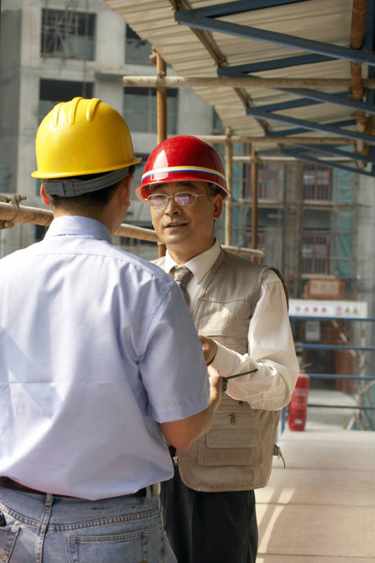 东方人,成年人,中年人,两个人,商务人士,设计师,导游,工程师,建筑师,商务男性,办公室,打电话,横图,竖图,室外,白天,正面,衬衫,商务,讨论,快乐,通讯,友谊,幸福,安全,合作,团队,计划,建筑业,技术,城市,电话,北京,中国,亚洲,套装,工作,眼镜,过道,防护,领带,联系,牛仔裤,设备,通讯设备,背面,蓝天,安全帽,话筒,建筑工地,看,站着,职业,思考,电话线,比较,规划,决定,想,投资,工业,摄影,建造,技巧,希望,马甲,保护,支撑,信号,工程,无线电,组织,创造,专心,领导,固定电话,享乐,都市风光,星期,房地产,努力,求助,手艺,保险,商务装,带领,合伙,梦想,蓝图,挑战,建筑材料,工薪阶层,东亚,发展,策略,保全,周全,安稳,安定,无线电技术,技能,技艺,进展,想法,把握,交流,平安,男人,男性,中年男性,亚洲人,中国人,白领,上班族,设计,电话机,沟通,说话,通话,半身,彩图,衬衣,欢乐,妙技,办公室职员,本领,无线电接收机,摆拍,改进,掌控,节目单,bj175