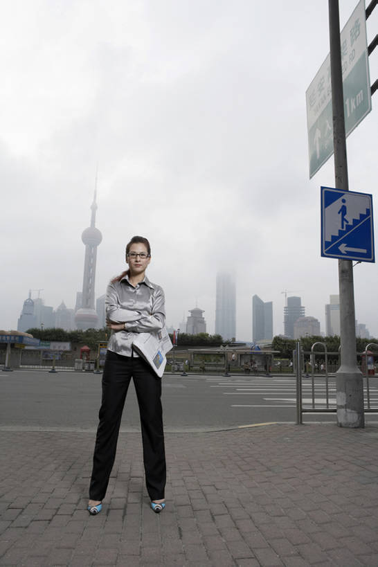 东方人,成年人,中年人,一个人,商务人士,商务女性,银行,停车场,双手交叉,竖图,室外,白天,留白,正面,度假,商务,快乐,幸福,成功,信心,笔记本电脑,技术,美景,车库,城市风光,城市,街道,报纸,鞋子,上海,中国,亚洲,仅一个女性,仅一个人,服装,标志,文件,景观,人行道,塔,注视,娱乐,现代,衣服,外滩,观察,看,站着,仅一个中年女性,职业,享受,休闲,景色,放松,活力,摄影,建造,服饰,观看,技巧,希望,污染,察看,双手抱胸,享乐,衣着,圆顶建筑,穿着,都市风光,关注,手艺,足,东亚,衣饰,技能,技艺,认真,计算机,女人,女性,中年女性,亚洲人,中国人,白领,彩图,全身,欢乐,泊车场,高层建筑,妙技,东方明珠塔,本领,立体停车库,bj175