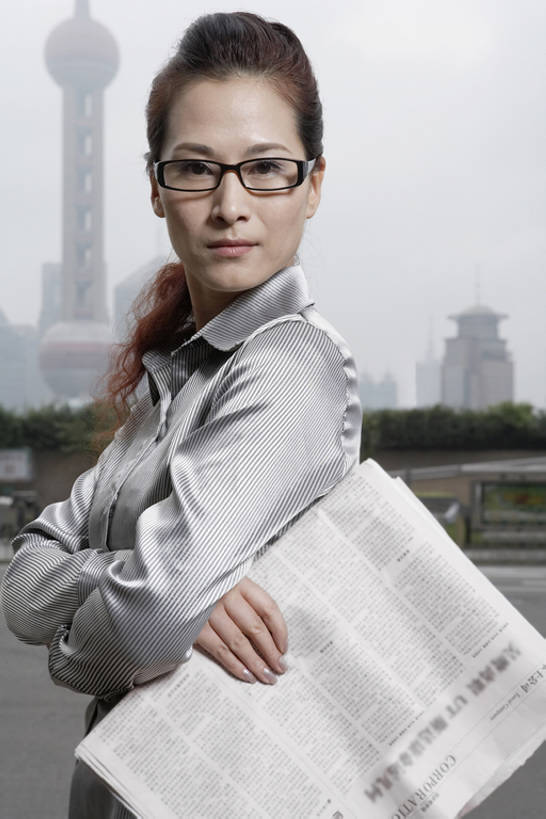 东方人,成年人,中年人,一个人,商务人士,商务女性,银行,停车场,双手交叉,竖图,室外,白天,侧面,商务,成功,信心,笔记本电脑,技术,车库,城市,街道,报纸,上海,中国,亚洲,仅一个女性,仅一个人,服装,标志,人行道,塔,注视,现代,衣服,外滩,观察,看,站着,仅一个中年女性,职业,运输,摄影,建造,服饰,观看,技巧,希望,污染,察看,双手抱胸,衣着,圆顶建筑,穿着,都市风光,关注,手艺,足,想象,东亚,衣饰,技能,技艺,认真,计算机,女人,女性,中年女性,亚洲人,中国人,白领,半身,彩图,泊车场,高层建筑,妙技,东方明珠塔,本领,立体停车库,bj175