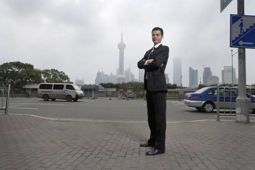 东方人,成年人,中年人,一个人,商务人士,商务男性,银行,停车场,双手交叉,横图,室外,白天,留白,正面,仰视,衬衫,西装,度假,商务,成功,信心,技术,美景,车库,城市风光,城市,街道,鞋子,上海,中国,亚洲,仅一个男性,仅一个人,仅一个中年男性,套装,正装,标志,景观,人行道,塔,领带,注视,娱乐,现代,外滩,观察,看,站着,职业,享受,休闲,景色,放松,活力,运输,摄影,建造,观看,技巧,希望,污染,察看,双手抱胸,圆顶建筑,都市风光,关注,手艺,商务装,想象,工薪阶层,东亚,一套,技能,技艺,认真,男人,男性,亚洲人,中国人,白领,上班族,彩图,低角度拍摄,高角度拍摄,全身,衬衣,泊车场,高层建筑,妙技,东方明珠塔,本领,立体停车库,bj175