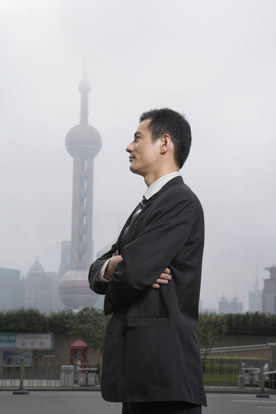 东方人,成年人,中年人,一个人,商务人士,商务男性,银行,停车场,双手交叉,竖图,室外,白天,留白,侧面,衬衫,西装,度假,商务,成功,信心,技术,美景,车库,城市风光,城市,街道,鞋子,上海,中国,亚洲,仅一个男性,仅一个人,仅一个中年男性,套装,正装,标志,景观,人行道,塔,领带,娱乐,现代,外滩,站着,职业,享受,休闲,景色,放松,活力,运输,摄影,建造,技巧,希望,污染,双手抱胸,圆顶建筑,都市风光,手艺,商务装,想象,工薪阶层,东亚,一套,技能,技艺,认真,男人,男性,亚洲人,中国人,白领,上班族,半身,彩图,衬衣,泊车场,高层建筑,妙技,东方明珠塔,本领,立体停车库,bj175