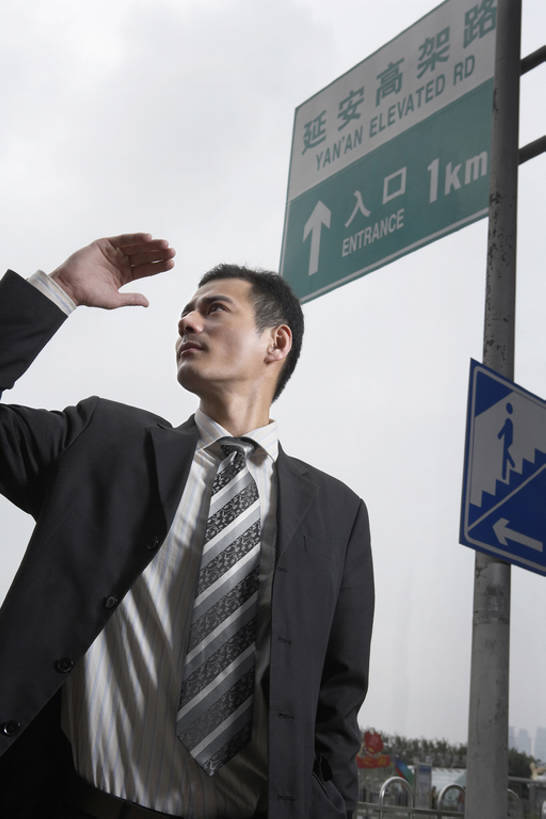 东方人,成年人,中年人,一个人,商务人士,商务男性,银行,停车场,举,竖图,室外,白天,留白,侧面,衬衫,西装,商务,成功,信心,技术,车库,城市,街道,鞋子,上海,中国,亚洲,仅一个男性,仅一个人,仅一个中年男性,套装,正装,标志,人行道,塔,领带,注视,现代,外滩,观察,看,手势,托,站着,职业,休闲,活力,运输,摄影,建造,观看,技巧,希望,污染,察看,都市风光,关注,手艺,商务装,想象,工薪阶层,东亚,一套,技能,技艺,认真,男人,男性,亚洲人,中国人,白领,上班族,举起,举手,举着,向上举,向上伸,向上托,半身,彩图,衬衣,泊车场,高层建筑,妙技,东方明珠塔,打手势,本领,立体停车库,bj175