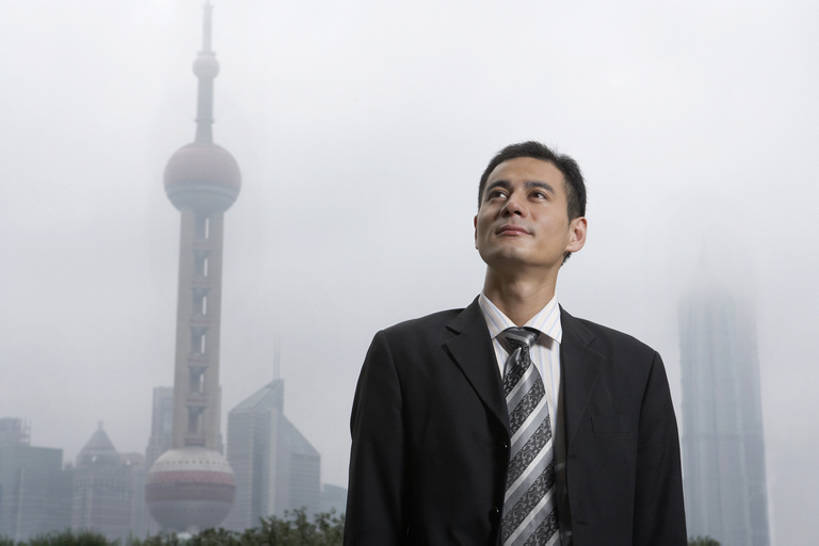 东方人,成年人,中年人,一个人,商务人士,商务男性,银行,停车场,微笑,横图,室外,白天,留白,正面,衬衫,西装,度假,商务,成功,信心,技术,美景,车库,城市风光,城市,街道,上海,中国,亚洲,仅一个男性,仅一个人,仅一个中年男性,套装,正装,标志,景观,人行道,塔,领带,娱乐,现代,外滩,向上看,站着,职业,享受,休闲,景色,放松,活力,工业,运输,摄影,建造,技巧,希望,污染,圆顶建筑,都市风光,手艺,商务装,想象,工薪阶层,东亚,一套,技能,技艺,认真,男人,男性,亚洲人,中国人,白领,上班族,半身,彩图,衬衣,泊车场,高层建筑,妙技,东方明珠塔,本领,立体停车库,bj175