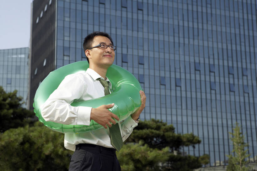 游泳,东方人,成年人,一个人,商务人士,商务男性,公园,广场,微笑,横图,室外,白天,留白,侧面,衬衫,商务,快乐,幸福,安全,成功,信心,技术,植物,城市,北京,中国,亚洲,握,套装,工作,救生圈,眼镜,塑料,园艺,塔,防护,领带,注视,干净,现代,树,蓝天,塑料制品,游泳圈,夏天,观察,看,站着,职业,健康,办公大楼,握着,摄影,建造,充气,浮标,生活方式,观看,技巧,希望,出售,保护,环境,察看,享乐,救生,都市风光,关注,销售,出示,手艺,保险,商务装,生存,梦想,贩卖,工薪阶层,创新,挣扎,东亚,纯净,保全,周全,安稳,安定,泅水,技能,技艺,援救,平安,无厘头,男人,男性,年轻男性,亚洲人,中国人,年轻人,白领,上班族,售货员,半身,彩图,衬衣,欢乐,高层建筑,妙技,办公室职员,本领,商业活动,bj175