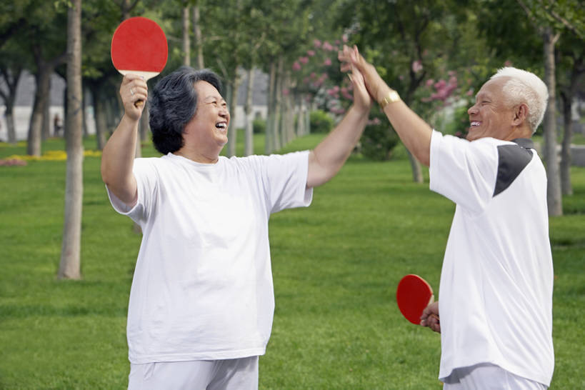 东方人,成年人,老年人,两个人,丈夫,妻子,公园,笑,微笑,露齿笑,横图,室外,白天,侧面,锻炼,快乐,幸福,比赛,运动,信心,竞争,北京,中国,亚洲,击掌,握,欢呼,庆祝,年轻,玩,T恤,大喊,休闲装,娱乐,草,树,站着,休闲,健康,放松,亲密,握着,摄影,退休,享乐,练习,体育运动,愉悦,爱好,挑战,东亚,陪同,技能,陪伴,体育,乒乓球,老年男性,老年女性,男人,男性,女人,女性,亚洲人,中国人,休闲活动,半身,彩图,健身,人老心不老,伴随,bj175